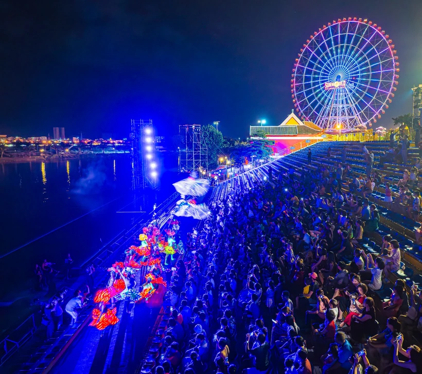 Des spectacles auront lieu sur une scène au bord de la rivière Han d'une capacité de près de 3 000 places, à Da Nang Downtown. Photo: Sun Group