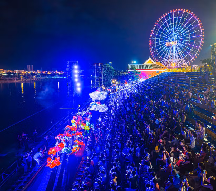 Des spectacles auront lieu sur une scène au bord de la rivière Han d'une capacité de près de 3 000 places, à Da Nang Downtown. Photo: Sun Group