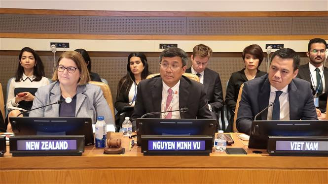 Le vice-ministre permanent des Affaires étrangères, Nguyen Minh Vu (au milieu), au séminaire. Photo: VNA