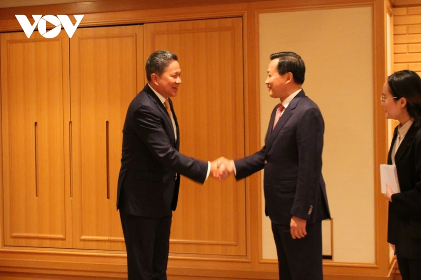 Le vice-Premier ministre Le Minh Khai (droite) et son homologue cambodgien Sun Chanthol. Photo: VNA