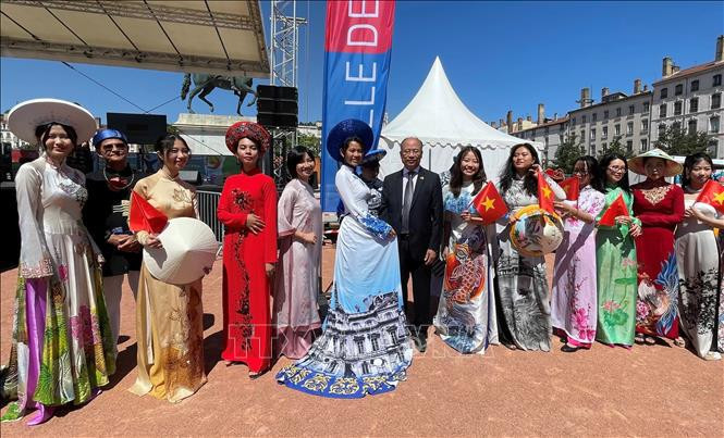Des ao dai du Vietnam présentés aux Fêtes consulaires à Lyon. Photo: VNA