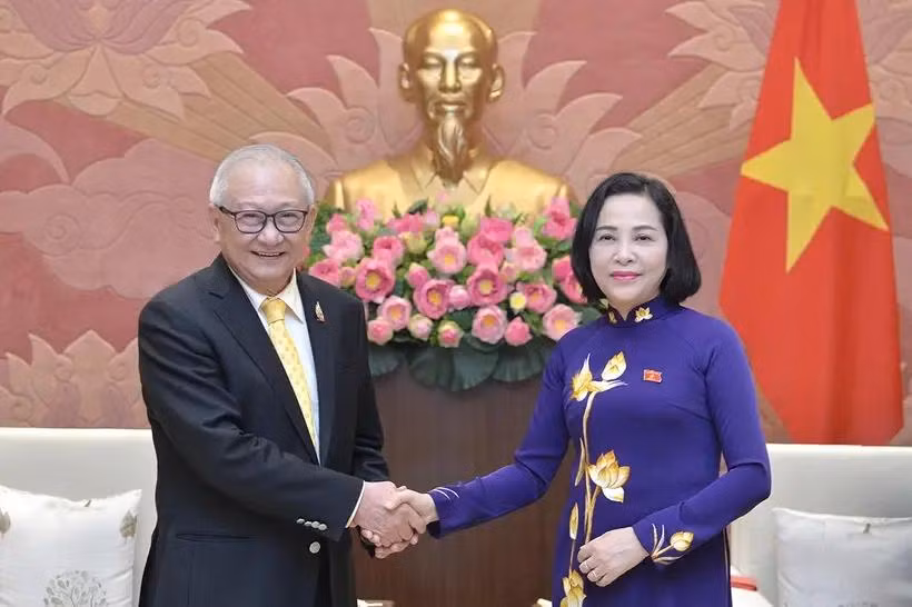 La vice-présidente de l'AN, Nguyen Thi Thanh et le président du Groupe parlementaire d'amitié Thaïlande-Vietnam, Sakchai Tanaboonchai. Photo: VNA