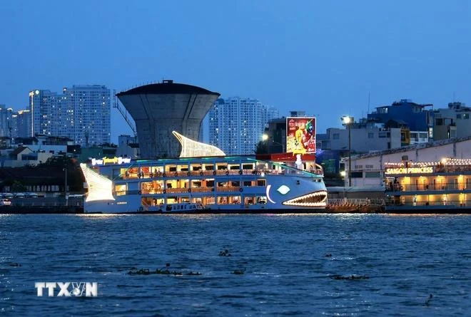 Un bateau touristique sur la rivière Sai Gon, à Hô Chi Minh-Ville. Photo: VNA