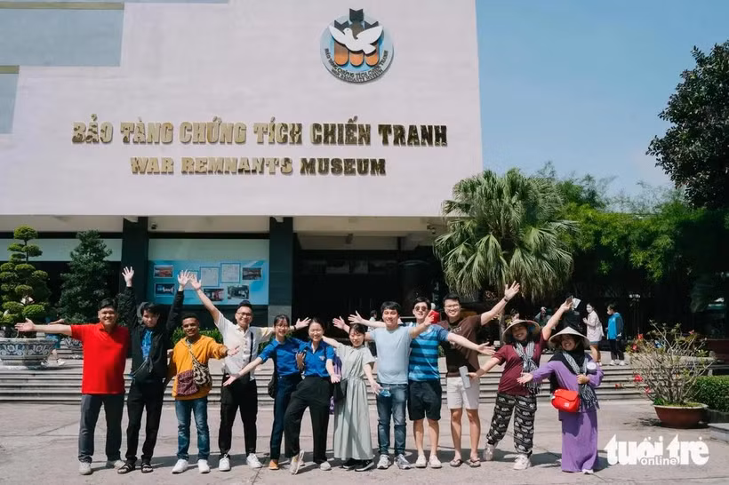 Des jeunes délégués visitent le Musée des vestiges de la guerre à Ho Chi Minh-Ville. Photo: tuoitre.vn