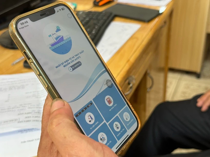 Le ministère de l'Agriculture et du Développement rural a demandé à tous les ports de pêche de contrôler les navires et de surveiller la production de produits de la mer via l'application eCDT à partir du 1er juillet. Photo : VNA