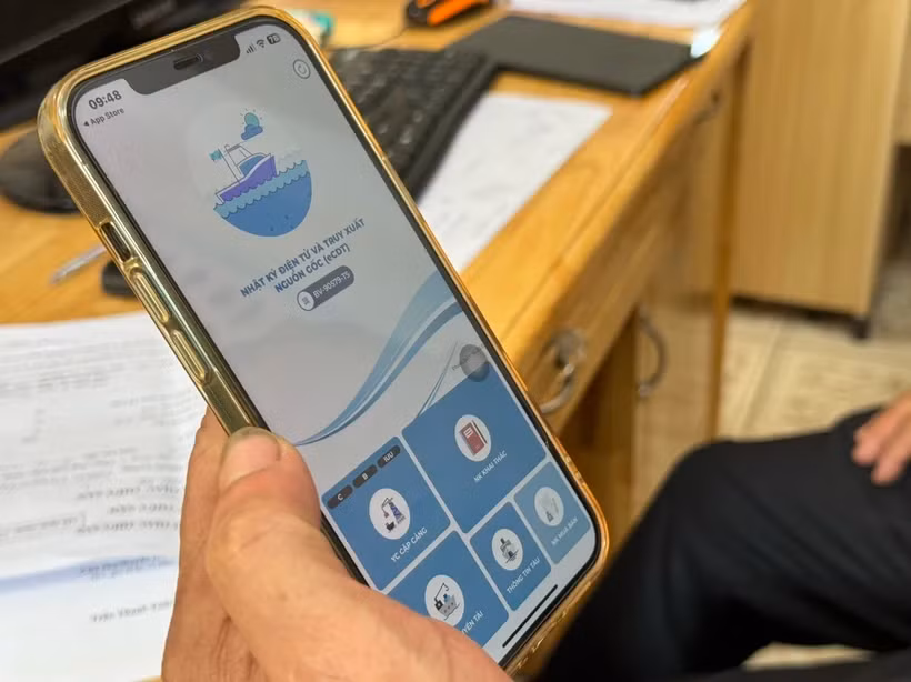 Le ministère de l'Agriculture et du Développement rural a demandé à tous les ports de pêche de contrôler les navires et de surveiller la production de produits de la mer via l'application eCDT à partir du 1er juillet. Photo : VNA