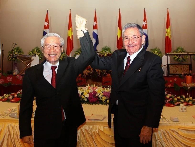 Le secrétaire général Nguyen Phu Trong (gauche) et le général Raul Castro Ruz, premier secrétaire du Comité central du Parti communiste cubain, président du Conseil d'État et du Conseil des ministres de Cuba, le 8 juillet 2012 à Hanoï. Photo: VNA