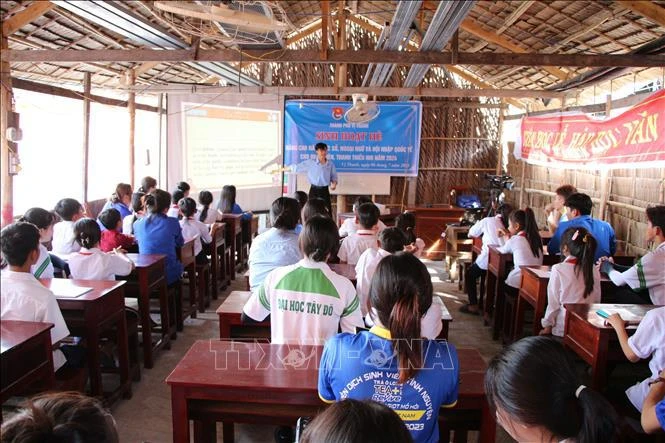 La classe d’anglais gratuits en faveur des jeunes, adolescents et enfants issus d'ethnies minoritaires, à la pagode Mahamankolransaykhu dans la 3e arrondissement de la ville de Vi Thanh. Photo: VNA