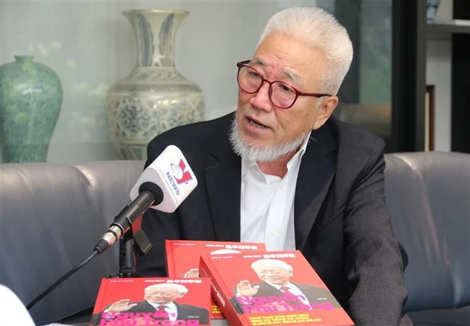 Cho Chul Hyeon, auteur du livre "Le Secrétaire général du Vietnam Nguyên Phu Trong". Photo. VNA