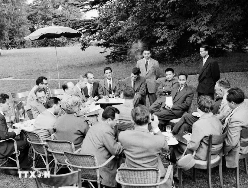 Une conférence de presse présidée par le Premier ministre Pham Van Dong, en marge de la Conférence de Genève en 1954. Photo: VNA