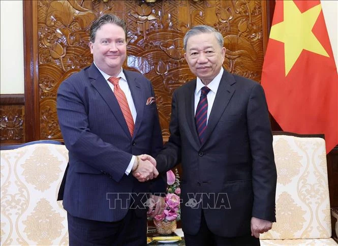 Le président To Lam (droite) et l’ambassadeur des États-Unis au Vietnam, Marc Evans Knapper. Photo: VNA