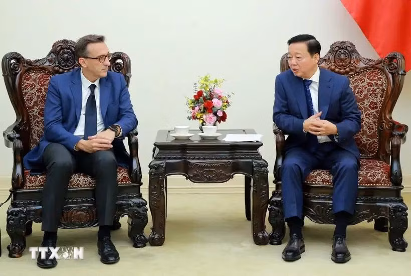 Le vice-PM Tran Hong Ha (droite) et le vice-président du groupe français CMA-CGM, Mathieu Friedberg. Photo: VNA