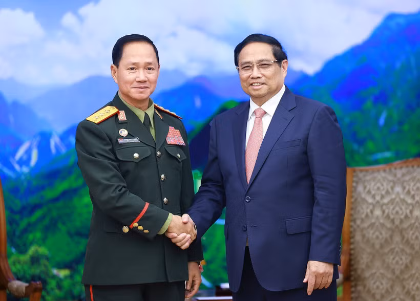 Le Premier ministre Pham Minh Chinh (droite) et le ministre lao de la Défense Khamliang Outhakaysone. Photo: VNA