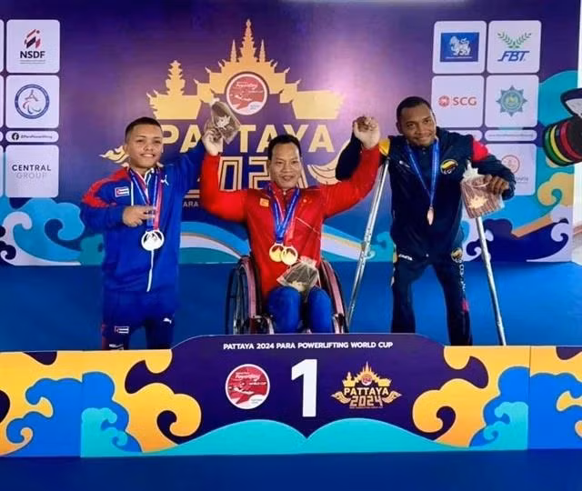 L'haltérophile Le Van Cong (centre) remporte trois médailles d'or au Coupe du monde de Pattaya 2024. Photo: PARALIFTING