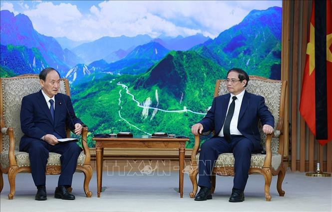 Le Premier ministre Pham Minh Chinh (droite) et l’envoyé spécial du Premier ministre japonais, également ancien Premier ministre japonais, Suga Yoshihide. Photo: VNA