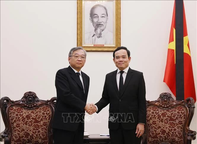 Le vice-Premier ministre Tran Luu Quang (droite) et son homologue singapourien Gan Kim Yong. Photo: VNA
