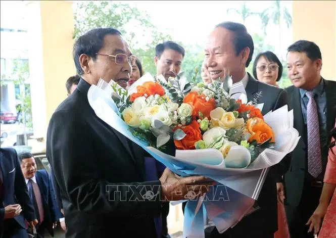 Bounthong Chitmany (gauche), membre du Bureau politique, secrétaire permanent du Secrétariat du PPRL et vice-président du Laos à Hai Phong. Photo: VNA