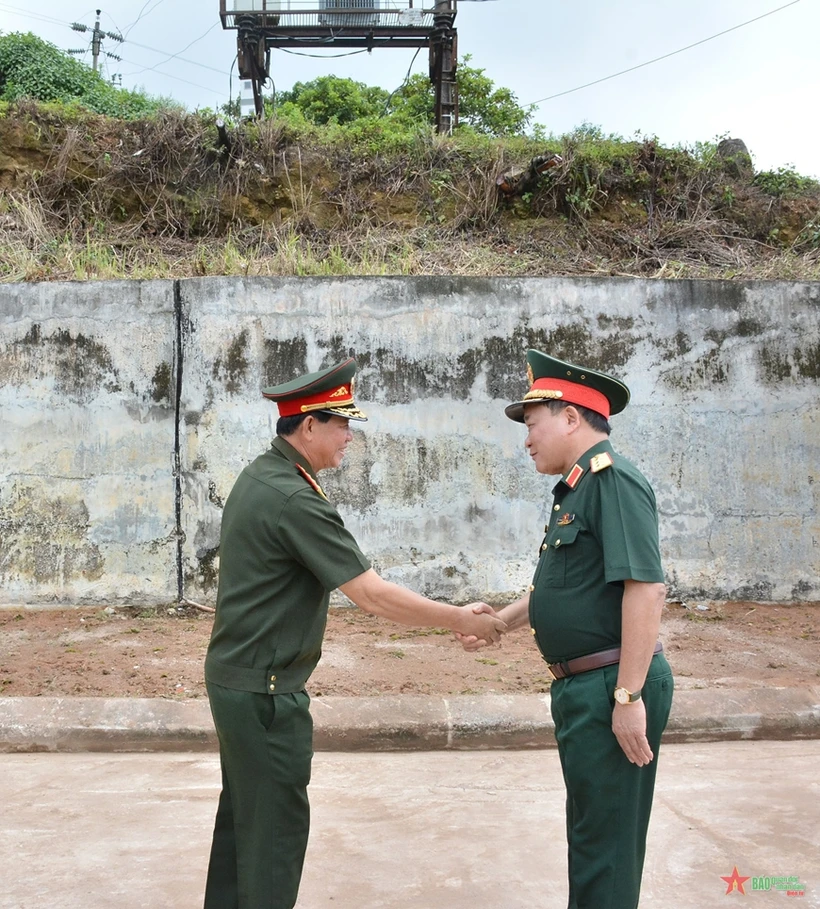 Le vice-ministre vietnamien de la Défense, Hoang Xuan Chiên, et son homologue lao, Vongkham Phommakone, dirigent la délégation pour contrôler les préparatifs du 2e Échange d’amitié de la défense frontalière Vietnam-Laos. Photo : qdnd.vn