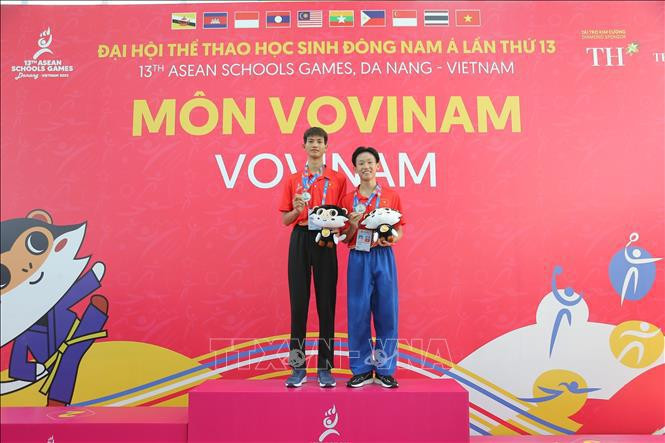 Nguyen Van Tuyen et Nguyen Dang Duong remportent deux médailles d'argent. Photo: VNA