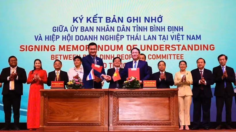 Signature de l'accord de coopération entre le Comité populaire de la province de Binh Dinh et l’Association des entreprises thaïlandaises au Vietnam. Photo: VNA