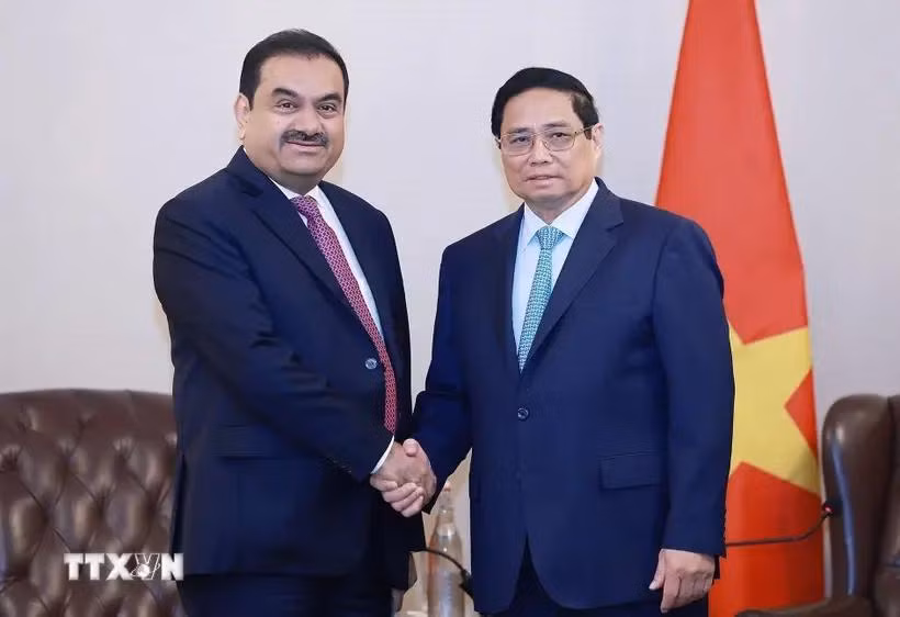 Le Premier ministre Pham Minh Chinh (droite) et le président du groupe Adani, Gautam Adani. Photo: VNA