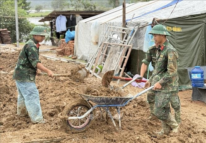 Des soldats aident les habitants de Dak Lak à reconstruire leurs maisons après les inondations historiques. Photo: VNA
