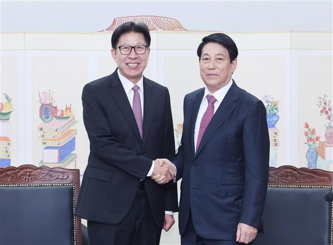 Le président Luong Cuong (droite) rencontre Park Heong Joon, maire de la ville de Busan. Photo: VNA
