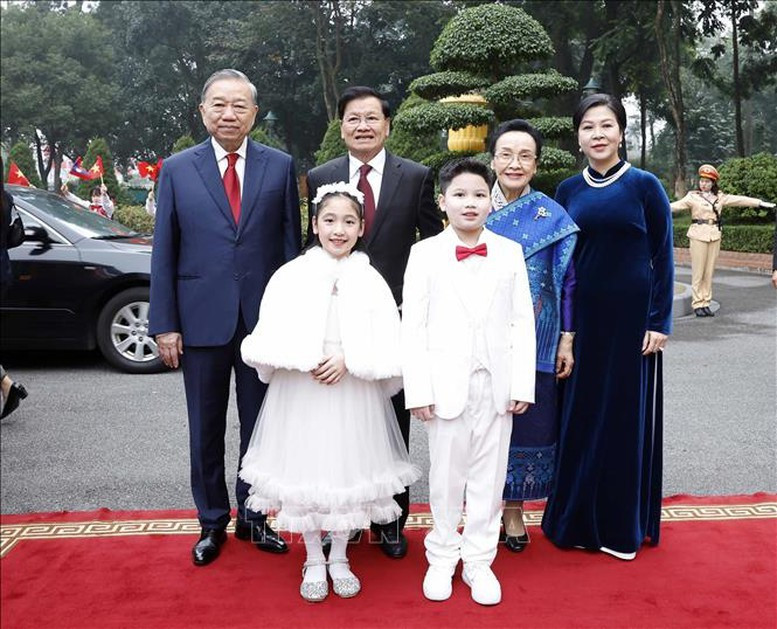 Le secrétaire général To Lam (gauche) et son épouse (premier à droite), ainsi que le secrétaire général et président du Laos Thongloun Sisoulith et son épouse. Photo: VNA