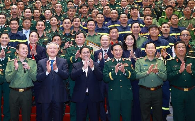 Le Premier ministre Pham Minh Chinh avec des délégués et des forces participant au soutien du Myanmar pour surmonter les conséquences du séisme. Photo: VNA