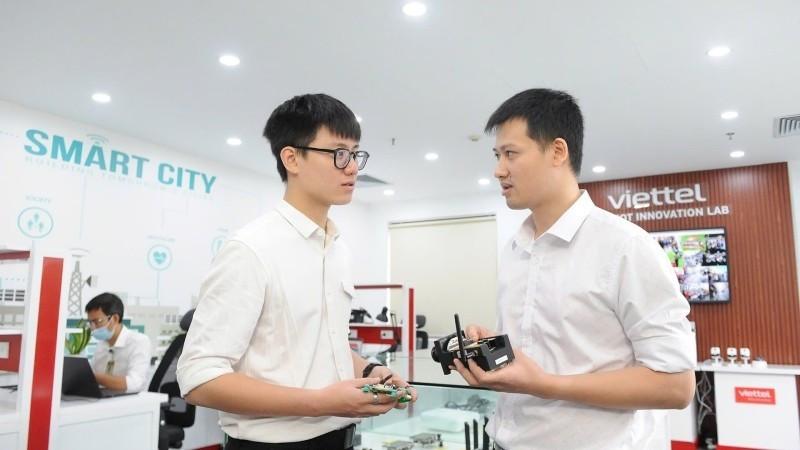 Des ingénieurs de Viettel discutent du développement de solutions technologiques. Photo: nhandan.vn