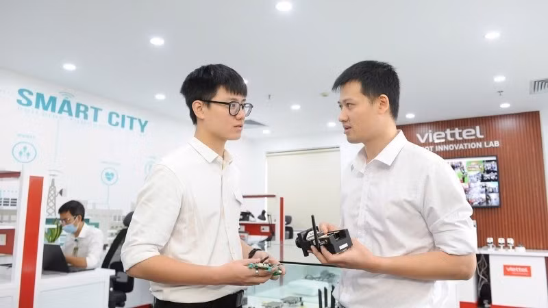 Des ingénieurs de Viettel discutent du développement de solutions technologiques. Photo: nhandan.vn