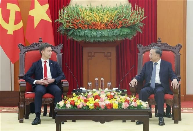 Le secrétaire général du Parti Tô Lâm (droite) et l'ambassadeur de l'Union européenne (UE) au Vietnam, Julien Guerrier. Photo: VNA