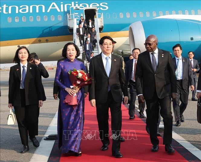 Le président Luong Cuong et son épouse sont arrivés à l'aéroport international Quatro de Fevereiro, entamant leur visite d'État en République d'Angola. Photo: VNA