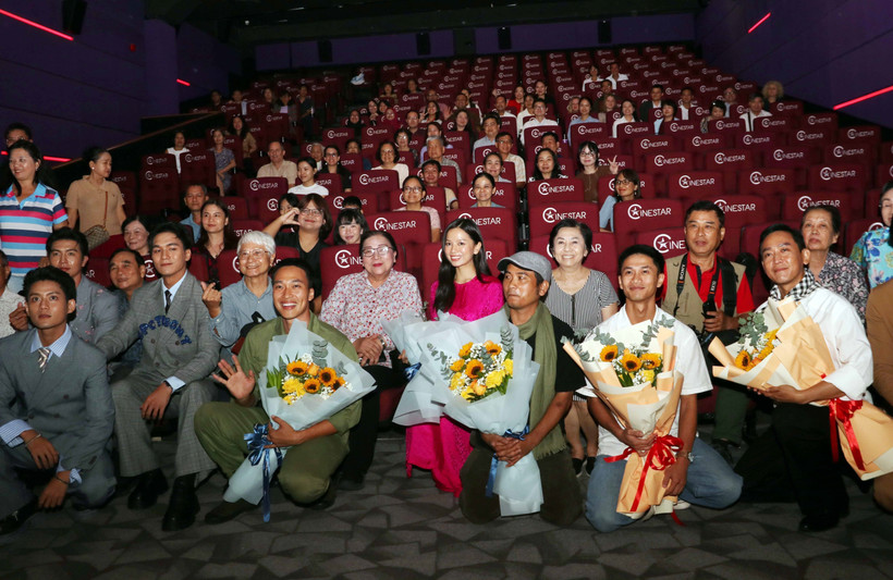 Les acteurs du film "Mua do" posent pour des photos avec les spectateurs. Photo: VNA