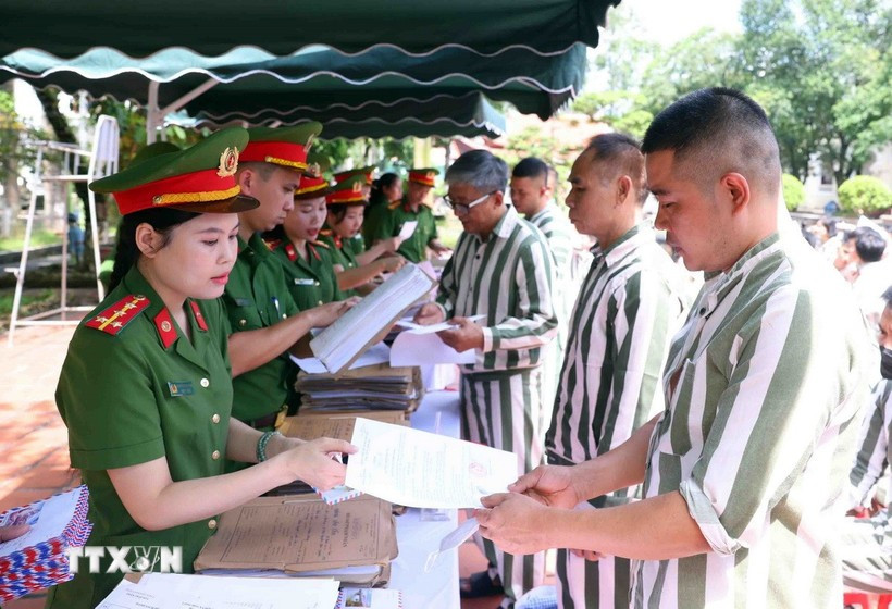 Remise de certificats de grâce aux bénéficiaires au centre de détention de Phu Son 4 (2025). Photo: VNA