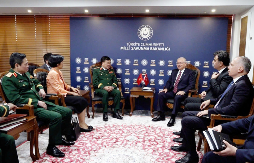 Le général de corps d'armée Hoàng Xuân Chiên, vice-ministre vietnamien de La Défense (gauche) rencontre le ministre turc de la Défense, Yasar Guler. Photo: VNA