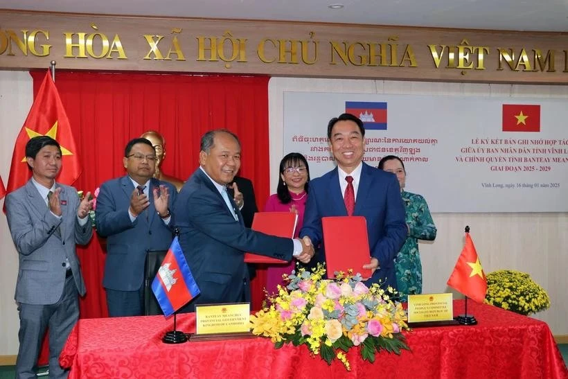 Les dirigeants de la province vietnamienne de Vinh Long et celle cambodgienne de Banteay Meanchey signent un protocole d'accord. Photo: VNA