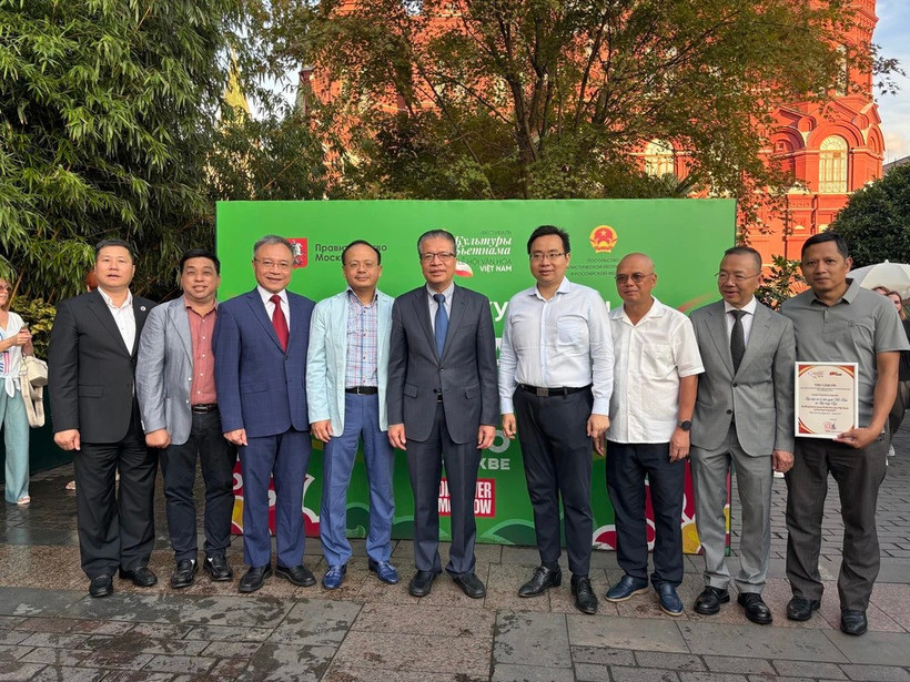 L'ambassadeur du Vietnam en Russie Dang Minh Khôi a souligné que le succès de l'événement était dû au consensus et aux contributions actives de la communauté vietnamienne en Russie. Photo: VNA