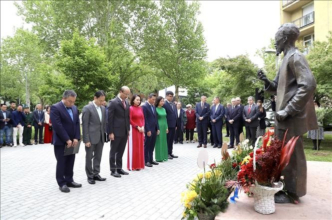 Cérémonie de dépôt de gerbes de fleurs au pied de la statue du Président Hô Chi Minh dans la ville de Zalaegerszeg. Photo : VNA