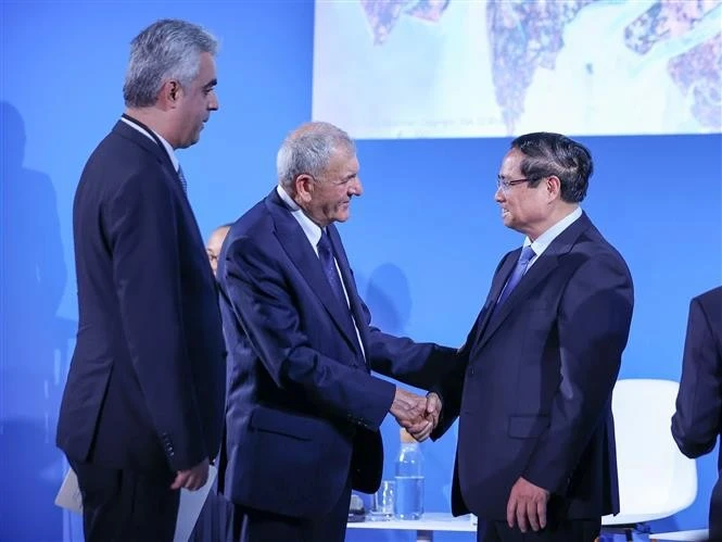 Le Premier ministre Pham Minh Chinh (droite) copréside le Sommet mondial des deltas