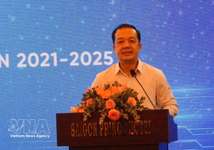 Le vice-ministre des Sciences et des Technologies Pham Duc Long prononce le discours de clôture de la conférence. Photo: VNA