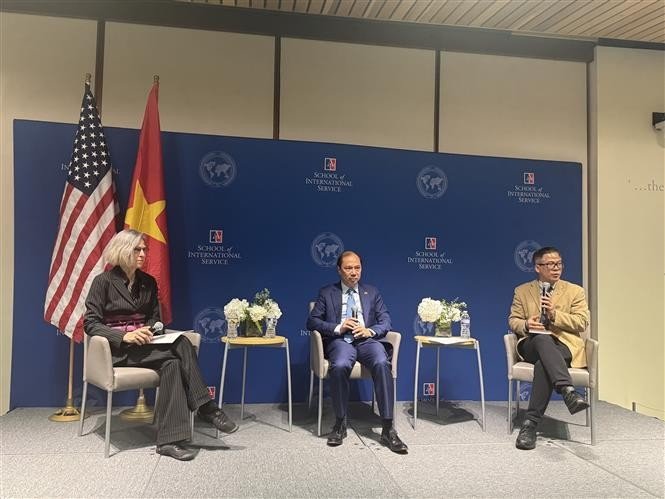 L'ambassadeur du Vietnam aux États-Unis Nguyên Quôc Dung s'entretient avec des érudits et des étudiants américains lors de l'événement. Photo: VNA