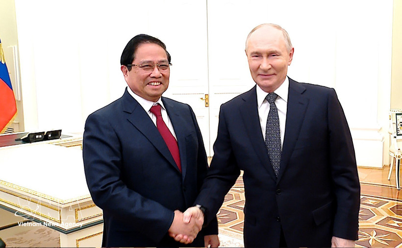 Le Premier ministre Pham Minh Chinh (gauche) et le président russe Vladimir Poutine. Photo: VNA