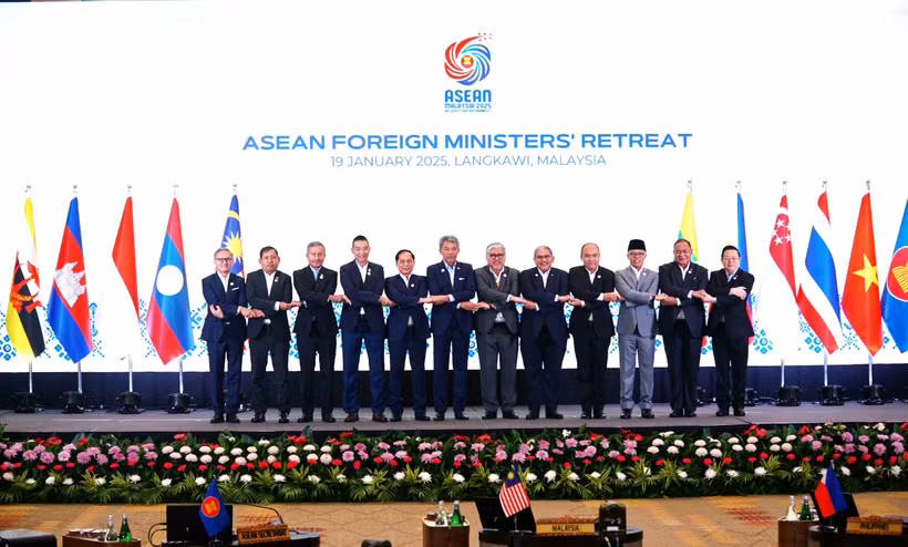 Les ministres des AE de 10 pays membres de l'ASEAN, le ministre des AE du Timor-Leste et le secrétaire général de l'ASEAN prennent une photo. Photo: VNA
