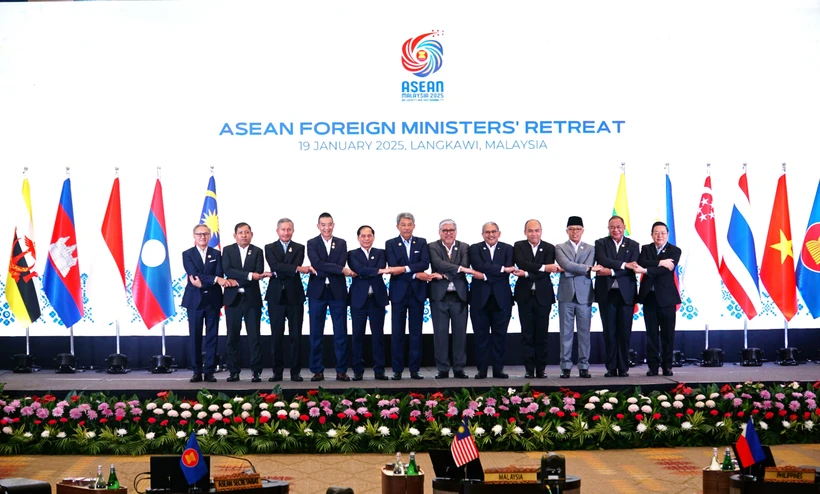 Les ministres des AE de 10 pays membres de l'ASEAN, le ministre des AE du Timor-Leste et le secrétaire général de l'ASEAN prennent une photo. Photo: VNA