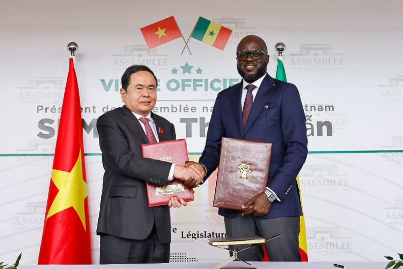 Le président de l'Assemblée nationale (AN) du Vietnam, Tran Thanh Mân (gauche) et son homologue sénégalais, El Malick Ndiaye, signent un accord de coopération entre les deux organes législatifs. Photo: VNA