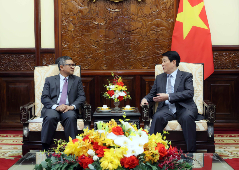 Le président Luong Cuong (droite) et l'ambassadeur d'Indonésie au Vietnam Denny Abdi. Photo: VNA