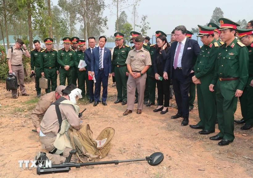 Une démonstration des préparatifs avant de procéder au déminage des explosifs. Photo: VNA