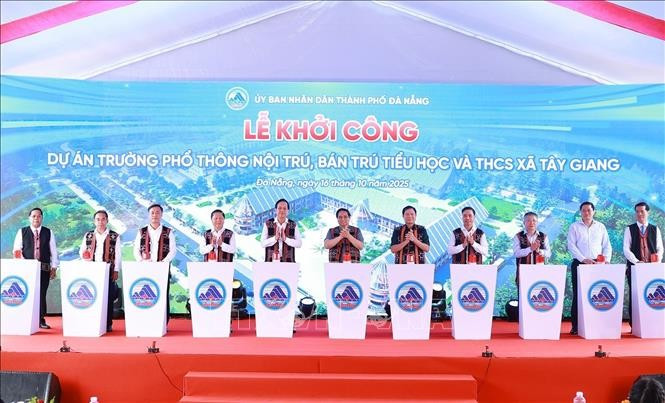 Cérémonie de lancement du projet de construction de l'École à internat et semi-internat regroupant les niveaux primaire et collège de Tây Giang. Photo: VNA
