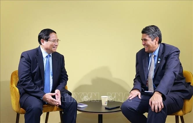 Le Premier ministre Pham Minh Chinh (gauche) rencontre le président des Palaos Surangel Whipps Jr. Photo: VNA